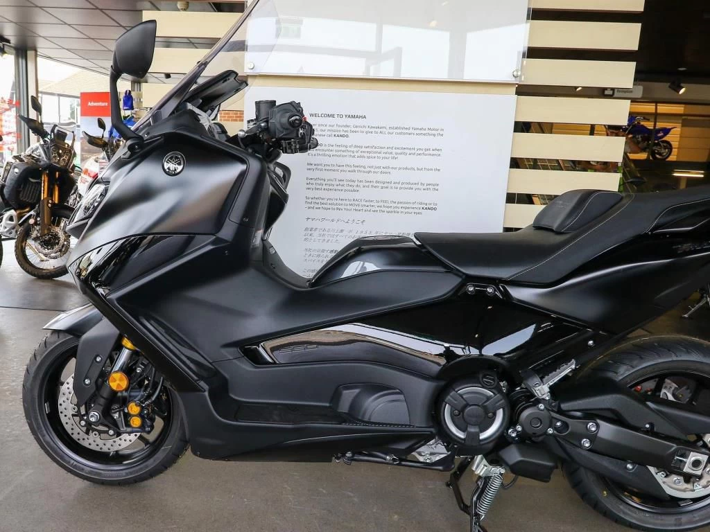 2025 Yamaha TMax 560 - 2025 Yamaha YFZ450R SE